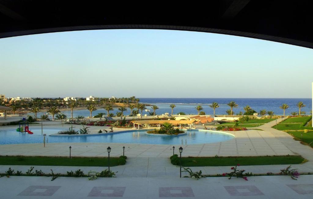 Royal Brayka Beach Resort Abu Dabab Exteriör bild